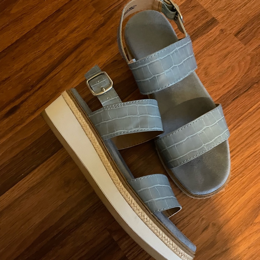 Bare traps platform sandals